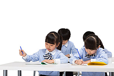 一小孩和姐姐玩萝卜游戏：温馨亲情互动，萝卜游戏欢乐无限之旅-1