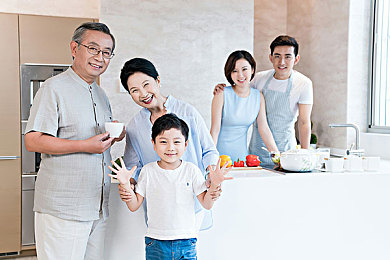 一亲二抱三插：邻里情浓，幸福花开——社区“一亲二抱三插”温暖同行-1