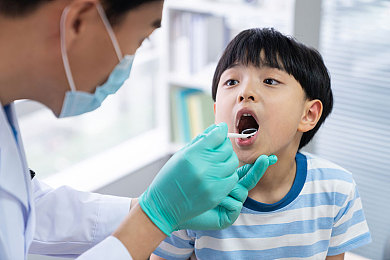 打扑克舌吻摸胸：扑克社交边界探秘：文化碰撞与性别界限的微妙平衡-2