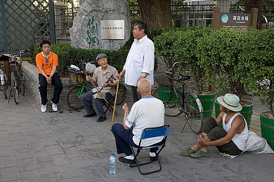 一边亲一边摸一边脱一边：直播乱象频发，＂一边亲一边摸一边脱一边＂事件引关注，呼吁行业规范与监管加强-1