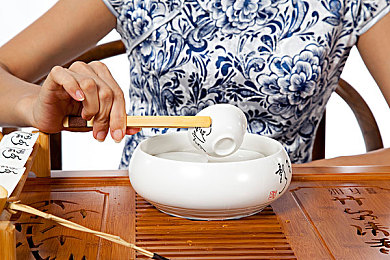 将头埋入双腿间吃扇贝：餐桌奇遇：个性与礼仪的平衡之旅-1
