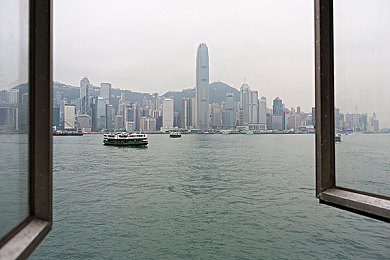 男生女生一起擦擦擦：校园环保先锋，携手共建美丽家园
