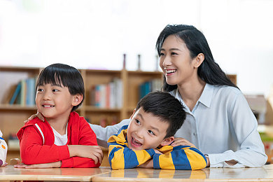 机机对机机2023手机免费下载版：竞技新篇章，趣味无限，“机机对机机”2023邀您畅游