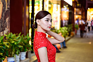 国产真实露脸乱子伦,直播乱象背后：揭秘真实露脸主播的困境与挑战-1