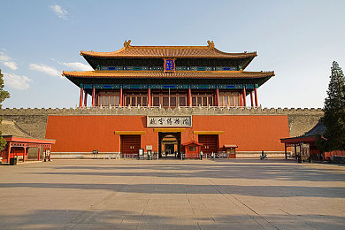 班花趴下让我 我爽了好久：“校园趣事引热议：班花趴下言论引发价值观反思，网友呼吁注重人际交往礼仪”