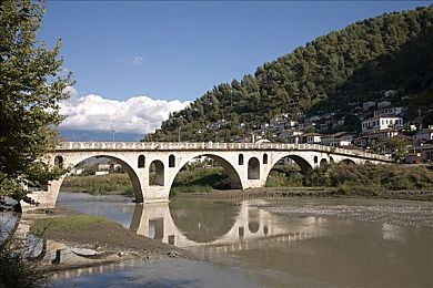 三上悠亚的代表作品有哪些？：跨越银幕与舞台，三上悠亚多元魅力闪耀娱乐圈-2