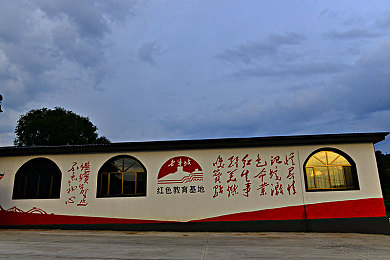 班长让我吃她胸：校园风波：班长不当言论引发热议，探讨精神文明建设之策-1