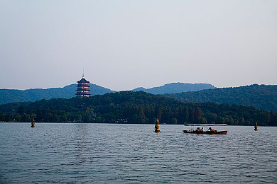 动漫人物打扑克又喊又叫：动漫扑克狂欢：趣味与智慧交织的欢乐盛宴