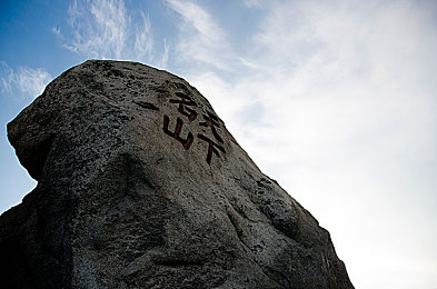 男男伦流澡∽tm别舔了：网络争议视频引发热议：公共场合不适当行为引道德和法律双重拷问-2