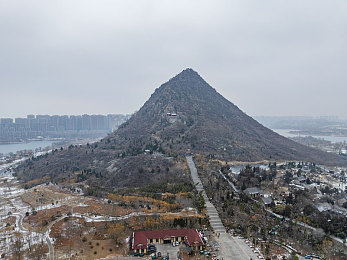 贺朝谢俞落地窗跪坐微博：娱乐圈新晋话题人物贺朝谢俞落地窗跪坐引热议，网友猜测不断-2