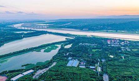 贺朝谢俞落地窗跪坐微博：娱乐圈新晋话题人物贺朝谢俞落地窗跪坐引热议，网友猜测不断-3