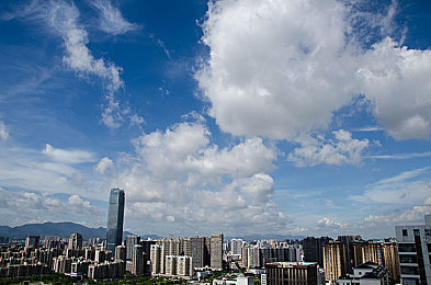 女生脱裤子打屁股游戏,轻松互动游戏引争议，趣味还是暴力？-3