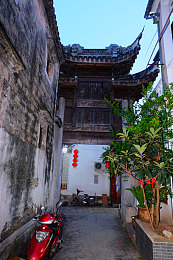 同桌骗我去家里写作业结果他：谜影同桌：校园深藏秘密地下室探险之旅-2