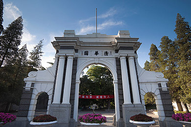 老赵抱着缓缓在厨房做：老赵温馨厨房：体验烹饪乐趣，共享家庭时光