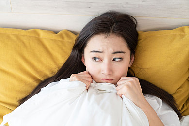 两个男人吃我奶头子,公共场所惊现不雅事件，未成年人保护引关注-3