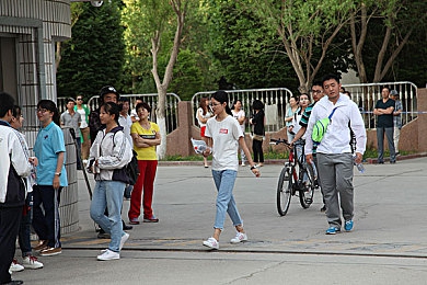 妇蹲下买菜露出毛：时尚新潮流来袭：揭秘“妇蹲下买菜露出毛”的独特魅力与技巧-2