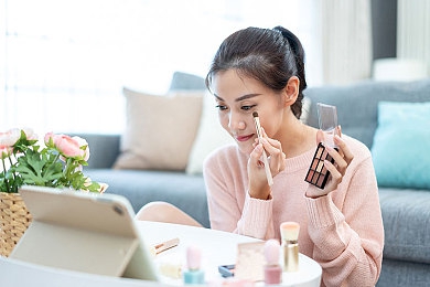 女生脱衣服APP：网络道德迷雾：揭秘低俗应用背后的伦理危机与治理挑战-2
