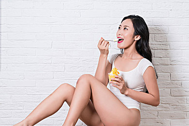 动漫美女裸露软件,奇幻动漫世界，裸露美女互动游戏引关注-4